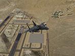 AIRBORNE! Im Tiefflug &uuml;ber den Flugplatz. In geringen H&ouml;hen offenbart die Bodengrafik von USAF kleine Schw&auml;chen.