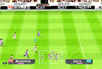 ISS Pro Evolution 2, PSone, 2000. Die japanische Konkurrenz setzt sich in den Windschatten der FIFA-Reihe. Die Steuerung ist wesentlich kniffliger, es fallen wesentlich weniger Tore. Simulationsfans wanderten immer mehr zur ISS-Serie ab. Ein Jahr später wird die Serie in Pro Evolution Soccer umbenannt und bleibt FIFA weiterhin dicht auf den Fersen. ISS Pro Evolution 2, PSone, 2000. Die japanische Konkurrenz setzt sich in den Windschatten der FIFA-Reihe. Die Steuerung ist wesentlich kniffliger, es fallen wesentlich weniger Tore. Simulationsfans wanderten immer mehr zur ISS-Serie ab. Ein Jahr später wird die Serie in Pro Evolution Soccer umbenannt und bleibt FIFA weiterhin dicht auf den Fersen.