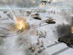 Russische Panzerverbände attackieren deutsche Streitkräfte auf offenem Feld.
