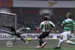 Michael Owen hat abgezogen - ob das Leder auch im Tor landet? Eine neue Schuss-Kontrolle soll präziseres Zielen als bei FIFA 06 ermöglichen.