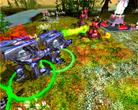 Zwei Mechs der Outlaws, dem Gefangenen-Team, gehen gegen Befestigungstürme der Northland Force vor.