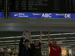Flughafen Frankfurt: PC Games-Leser Uwe (rechts im Bild) war so begeistert, dass er sich zu allerlei doof anzuschauenden Aktionen verleiten ließ. Wie diese hier etwa.
