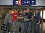 Das (fast komplette Team der Zombiejäger von links nach rechts: Boris, Begleitperson von Publisher EA, Uwe Herberth, PC Games-Redakteur Robert Horn, Comic-Zeichner Oskar Pannier, Leser Florian Weber und ganz rechts Sebastian Thöing. Es fehlt: Michael Burkarth. Der schießt nämlich gerade das Bild.