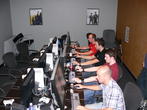 Unsere Jungs beim zocken: Besonders toll: Valve ließ uns nicht nur in aller Ruhe über sechs Stunden spielen, sondern zeigte uns sogar noch die Seite der Infizierten und ließ unsere Leser gegen die Entwickler persönlich antreten. Und hey, so schlecht haben sich die Leser gar nicht angestellt! Im Gegenteil, öfters waren es die Valve-Mitarbeiter, die das Ende der Runde nicht mehr erlebt haben.