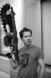 [b]Name[/b]: Cliff Bleszinski [/b]Bekannte Spiele[/b]: Unreal-Serie /b]Kurzbiografie[/b]: CliffyB möchte nicht mehr CliffyB sein, sondern Cliff Bleszinski, es sei schließlich an der Zeit ,„erwachsen zu werden“. So heißt er ja auch, so nennt ihn nur niemand. Spitznamen gibt es, die wird man nicht mehr los, das ist wohl einer davon. 1975 in North Andover, Massachusets geboren schaffte er bereits mit 15 Jahren den Einstieg in die Spielindustrie. 1991 erschein sein erstes Spiel, The Palace of Deceit: Dragon's Plight, ein Point&Click-Adventure. Popularität erlangte Bleszinski bei Epic, wo er maßgeblich auf die Entwicklung der Unreal-Serie Einfluss nahm. Seit 2006 erlangte er als Produzent eines hierzulande indizierten Shooters vermehrt Medienaufmerksamkeit. Als Quelle der Inspiration nennt er Shigeru Miyamoto (Mario-, Zelda-, Donkey Kong-Serie). Springe zu: , , , , , , , , , ,