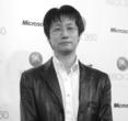 [b]Name[/b]: Hideo Kojima [b]Bekannte Spiele[/b]: Metal Gear Solid-Serie [b]Kurzbiografie[/b]: Eigentlich wollte Hideo Kojima Künstler oder Autor werden. Das hat beides nicht geklappt: Der Onkel stand als Illustrator stets finanziellen Schwierigkeiten gegenüber, dessen Kurzgeschichten wollte niemand veröffentlichen. Im vierten Jahr seiner Studienzeit schmiedete er einen neuen Plan: den Einzug in die Spielindustrie. 1986 dann sein erster Job bei Konami, ebenfalls mit erheblichen Startschwierigkeiten: Weil er nur wenig Ahnung vom Programmieren hatte, fanden seine Ideen kein Gehör. Beim ersten Projekt fungierte er als Produzent, danach entwickelte er selbst ein Spiel: Lost Warld. Konami allerdings stellte die Entwicklung ein.  Ein herber Rückschlag für Kojima, der zunehmend oft ans Kündigen dachte. Er blieb. 1987 gelang ihm mit Metal Gear der Durchbruch, die Begründung des Stealth-Genres noch dazu. Es folgten das von Blade Runner inspirierte Snatcher und Metal Gear 2: Solid Snake. Trotz qualitativ hochwertiger Produktionen hielt sich sein Bekanntheitsgrad in Grenzen. Popularität erlangte er erst mit Metal Gear Solid für Playstation. Teil Vier, Guns of the Patriot, schleißt die beliebte Serie ab. Fortan möchte er sich neuen Projekten widmen und den kreativen Freiraum genießen. Springe zu: , , , , , , , , , ,