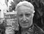 [b]Name[/b]: Jack Thompson [b]Bekannte Spiele, die er nicht leiden kann[/b]: Grand Theft Auto-Serie, Counter- (dt.) [b]Kurzbiografie[/b]: John Bruce (Jack) Thompson wurde am 25. Juli 1951 geboren und führt seit 1997 als Anwalt im Staate Florida einen Feldzug gegen gewalthaltige Videospiele. Den Startschuss seiner umstrittenen Hetz-Kampagne lieferte ein Schulmassaker an der Heat Highschool in Kentucky. Infolge dessen vertrat er die Eltern dreier ermordeter Schüler vor Gericht. Vor Kurzem machte er auf sich aufmerksam, als er der Mutter von Strauss Zelnick (Take Two) einen Brief schrieb, klagend und hinweisend auf die brutalen Spiele, die ihr Sohn veröffentlichen würde. Am 25. September entzog ihm das Oberste Gericht von Florida seine Anwaltslizenz mit Wirkung zum 25. Oktober dieses Jahres.  Es folgt eine kurze Anekdote aus seiner Anwaltskarriere: 2005 schrieb er einen offenen Brief an Doug Lowenstein, Vorsitzender der Entertainment Software Association. 10.000 US-Dollar würde er für einen guten Zweck stiften, sollte jemand ein Spiel mit dem folgenden Szenario entwickeln: In der Hauptrolle ein Vater, dessen Sohn von einem Jungen umgebracht wurde, der brutale Videogames spielte. Seine Mission: Die Exekutiven namhafter Entwickler exekutieren, inklusive einem Massaker auf der Electronic Entertainment Expo. Vier Fans machten sich an die Arbeit, das Resultat hört auf den Namen I’m OK – A Murder Simulator. Weil das Spiel angeblich satirisch angehaucht war, zog Thompson seinen Spendenruf zurück.