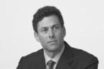 [b]Name[/b]: Strauss Zelnick [b]Bisherige Positionen[/b]: BMG Music Entertainment, Take-Two Interactive [b]Kurzbiografie[/b]: Drei eingerahmte Universitäts-Abschlüsse muss Strauss Zelnick mitnehmen, wenn er umzieht. Zwei davon machte er in Harvard, den dritten an der Wesleyan University in Middletown, USA. In wie vielen Chefsesseln er bereits Platz genommen hat, lässt sich nicht an zwei Händen abzählen. Zu den bekanntesten gehören das Filmstudio 20th Century Fox sowie das Musikunternehmen BMG Interactive. 1993 führte er Entwickler Crystal Dynamics, eine der ersten Spieleschmieden mit Entwicklungslizenz für 3DO. Weil die Konsole floppte, glich das Weihnachtsgeschäft einem Desaster - Zelnick trat zurück. Mit 50 Jahren auf dem Buckel leitet er seit 2007 den Publisher Take-Two. Sein Hobby: John Ricitiello ärgern und Übernahme-Angebote ablehnen. Springe zu: , , , , , , , , , ,