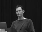 [b]Name[/b]: Tim Sweeney [b]Bekannte Spiele[/b]: ZZT, Unreal-Serie [b]Kurzbiografie[/b]: Früh übt sich:  Im Alter von zehn Jahren interessierte sich Tim Sweeney bereits für Computer und Programmierung. Als Jugendlicher entwickelte er im Keller seines Elternhauses die ersten Spiele, gründete das Unternehmen Epic Games und landete mit ZZT seinen ersten Hit. Es folgten weitere Klassiker, darunter das 2D-Jump’n Run Jill of the Jungle. Zwischen 1995 und 1998 schrieb er die Unreal Engine und ebnete den Weg für die Technologien des 21. Jahrhunderts: Dynamische Lichtquellen, Nebel und einen What-you-see-is-what-you-get-Editor zur Erstellung von Spielumgebungen.  Für die Nachfolge-Engines fungierte er lediglich als Technischer Direktor. Sein größter Konkurrent hört auf den Namen John Carmack (id Software)– beide trennten ihren Fokus von der Spielentwicklung und konzentrieren sich nun auf die Weiterentwicklung ihrer Technologien. An der Unreal Engine 4 arbeitet Tim Sweeney zurzeit alleine. Vorausgesetzt er heizt nicht gerade mit seinem Porsche oder Ferrari über die amerikanischen Highways… Springe zu: , , , , , , , , , ,