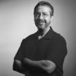[b]Name[/b]: Warren Spector [b]Bekannte Spiele[/b]: Deus Ex, System Shock [b]Kurzbiografie[/b]: Mit 28 Jahren noch an der Uni, kein Geld in der Tasche, aber zwei akademische Abschlüsse – Warren Spector war das personifizierte Klischee eines Langzeitstudenten. Über einen Kommilitonen erhaschte er einen Job bei Steve Jackson Games, einem Hersteller von Pen&Paper-Rollenspielen. Sein erstes Soloprojekt hörte auf den Namen Toon und zog das damals populäre Fantasy-Genre im Tisch-Rollenspiel-Sektor genüsslich durch den Kakao.  Danach wechselte er zu TSR und arbeitete an Advanced Dungeons and Dragons. Sein Metier, so Spector, habe den Zenit bereits überschritten, "sowohl in kommerzieller als auch in kreativer Hinsicht." Ein wenig Vitamin B später übernahm Spector die Rolle des Produktionsleiters bei Origin Systems, der Firma von Richard Garriott. Dort lernte er vom Meister höchstpersönlich das Programmieren, unterstützte die Entwicklung von Ultima 6 und Wing Commander. Außerdem knüpfte er Kontakte zu seinem darauffolgenden Arbeitgeber, den Looking Glass Studios. Der Zusammenarbeit entsprang System Shock, dessen Nennung noch heute mit dem Namen Warren Spector erfolgt.  Finanzielle Schwierigkeiten beim Entwicklerstudio warenverantwortlich für seine Arbeitslosigkeit 1997. Glück im Unglück: John Romero (Ion Storm) bat ihn, eine Zweigstelle in Austin, Texas zu gründen. Spector nahm an und entwickelte Hits wie Deus Ex 2 und Thief 3: Deadly Shadows. 2004 verließ er Ion Storm, um persönlichen Interessen außerhalb der Branche nachzugehen. 2005 folgte die Gründung von Junction Point, benannt nach einem MMORPG, das unter seiner Produktionsleitung nie erschienen ist.  Mehr Infos zu seiner Person und eine ausführliche Biografie finden Sie in unserem Special . Springe zu: , , , , , , , , , ,
