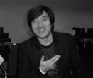 [b]Name[/b]: Goichi Suda (Suda 51) [b]Bekannte Spiele[/b]: killer7, No More Heroes [b]Kurzbiografie[/b]: Goichi Suda (Go = 5, ichi = 1 - daher sein Spitzname Suda51)  brachte Leute unter die Erde. Als Leichenbestatter. Ironischerweise machte er den ersten Schritt auf der Karriereleiter in der Spielbranche bei Human Entertainment (Kausalitäten unbekannt). Als Designer hatte er an der Fire Pro Wrestling-Serie sowie der Syndrome-Reihe gearbeitet, bevor er  das Unternehmen 1998 verließ und sich Grasshopper Manufactures anschloss. Dort zeichnete er verantwortlich für das Krimi-Abenteuer The Silver Case und Flower, Sun and Rain. Bis dato erschienen all seine Spiele nur innerhalb der asiatischen Grenzen. Mit dem abgedrehten Psycho-Shooter killer7 wagte Goichi Suda den Sprung nach Amerika und Europa, landete einen unerwarteten Hit, sowohl in kritischer als auch wirtschaftlicher Hinsicht. Den Erfolg vermochte er mit No More Heroes für Nintendo Wii nicht zu wiederholen. 2008 kündigte Electronic Arts an, Goichi Suda arbeite mit Shinji Mikami (Resident Evil-Serie) an einem noch namenlosen Horror-Projekt für PC, Playstation 3 und Xbox 360.