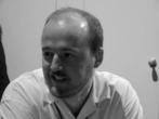 [b]Name[/b]: Tim Willits [b]Bekannte Spiele[/b]: Quake-Serie, Doom-Serie [b]Kurzbiografie[/b]: Vom Modder zum Star-Entwickler - Tim Willits‘ Kariere war steil.  In seiner Freizeit designte er Level für den Auftakt der Doom-Serie, veröffentlichte sie im Internet und beeindruckte die Entwickler. Prompt erhielt er ein Job-Angebot, fungierte später als Leitender Designer bei der Quake- und Doom-Serie. Mittlerweile gehört ihm das Entwicklerstudio id Software zur Hälfte. Sein jüngstes Projekt hört auf den Namen Rage und erscheint voraussichtlich 2009.