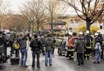 Polizei und Feuerwehr riegeln das Gelände um die Geschwister-Scholl-Realschule ab, wo Sebastian B. am 20. November um sich schoss.