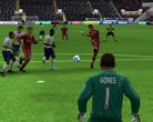 Fernando Torres vom FC Liverpool zimmert am Keeper vorbei.  (1)