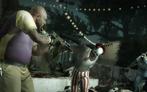 [b]Left 4 Dead 2[b] Wie wäre es nur, wenn man als Boomer oder Tank beispielsweise durch Wände rasen könnte, um Gegenspieler so hinterrücks zu überfallen? Oder gar ganze Gebäude zum Einsturz bringen könnte, in denen sich gerade Gegner aufhalten?