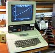 Der Apple 2 war der erste Computer, der für ein Massenpublikum hergestellt wurde. Auf dem Rechner konnten Adventures von Sierra gespielt werden.