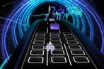 [b]Audiosurf[/b] Audiosurf hat die etablierte Spiele-Welt ganz schon durcheinander gewirbelt. Kaum veröffentlicht, schnellte die clevere kleine Kreuzung aus Guitar Hero und Tetris direkt an die Spitze der Steam-Verkaufscharts. Das Beste an Audiosurf: Das Game setzt nicht auf vorgefertigte Lieder, sondern lässt den Spieler die Auswahl treffen. Vor jeder Partie Audiosurf wählen Sie aus der Musikbibliothek Ihres PCs einen Song aus. Melodie, Rhythmus, Beats, Geschwindigkeit und ähnliches setzt das Spiel dann zu einem Kurs zusammen, über den Sie dann mit einem kleinen Raumgleiter brettern. Je ausgefallener also Ihr Musikgeschmack, desto halsbrecherischer die Level.