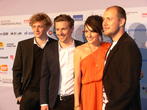 Schauspieler Matthias Schweighöfer, M-TV-Moderator Klaas Heufer-Umlauf, Moderatorin Johanna Klum und Multitalent Oli P. beim Schaulaufen vor der Preisverleihung.
