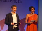 Klaas Heufer-Umlauf und Johanna Klum begrüßen die vielen hundert Gäste im Berliner Congress-Centrum.