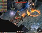 [b]Dungeon Siege 2[/b] Anders als noch sein Vorläufer wartete Dungeon Siege 2 durchaus mit einer komplexen Story auf. Sowohl die Spielwelt, als auch die Gegner waren abwechslungsreich gestaltet, Items reichlich vorhanden und auch die Klassenwahl ließ wenig Wünsche offen. Gekämpft wurde bis zum Delirium: Bewaffnet mit Schwertern, Bögen und Zaubersprüchen konnten Sie sich alleine oder mit bis zu fünf Mitstreitern durch drei Akte, gegliedert in je acht Episoden schnetzeln. Obwohl die Entwickler mit Dungeon Siege 2 ein durchaus spannendes und vielfältiges Action-Rollenspiel vorlegten, haperte es, trotz Detailverliebtheit, gewaltig an der grafischen Umsetzung. Verschwommene Texturen, grobe Figuren und miese Partikeleffekte setzten viel Phantasie des Spielers voraus.