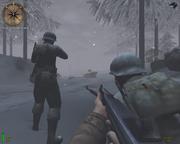 Zwei Soldaten kämpfen sich in nebligem Areal voran.