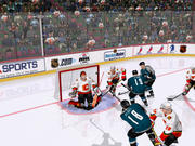 Die San Jose Sharks erhöhen auf 2:0, der Keeper der Calgary Flames kann dem Puck nur noch nachschauen.