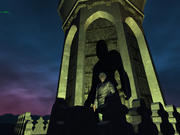 Strahlemann: Die farbige Beleuchtung wirft einen gespenstischen Schatten auf die Minarettspitze.