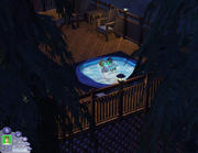 Im Teenager-Alter ist der erste Kuss ein Gro&szlig;ereignis, erwachsene Sims verführen einander im Blubberwasser-Pool.