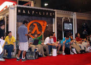Typischer Messeanblick: Schlange stehen für Half-Life 2. Barmherziges Standpersonal schaffte Stühle für die Wartenden herbei.