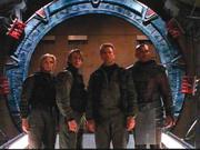 Seit 1997 l&auml;uft die Fernsehserie Stargate SG-1 mit gro&szlig;em Erfolg rund um den Globus. In der Hauptrolle: Richard Dean Anderson alias Colonel Jack O&acute;Neill. &Uuml;ber 170 Folgen sind bereits abgedreht, die hierzulande RTL 2 zeigt. Dort ist seit letztem Jahr auch der Ableger Stargate Atlantis auf Sendung.