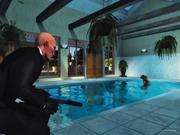Agent 47 bei seiner Lieblingsbesch&auml;ftigung. Hier hat er es auf einen Badegast abgesehen.