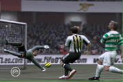 Michael Owen hat abgezogen - ob das Leder auch im Tor landet? Eine neue Schuss-Kontrolle soll präziseres Zielen als bei FIFA 06 ermöglichen.