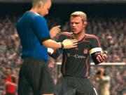 Oliver Kahn kann es nicht fassen, dass er einen Strafstoß verursacht haben soll.