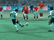 Der Argentinier Riquelme führt 
einen Freistoß aus aussichtsreicher Position aus.