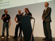 Björn Pankratz (Mitte, links) und Michael Hoge (Mitte, rechts) enthüllen ihr neues Projekt.