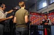 Hans Meyer posiert für Fußball Manager 08