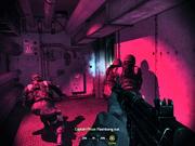 Warten Sie, bis Captain Price eine Blendgranate in den Frachtraum geworfen hat, dann überraschen Sie die geblendeten Gegner mit einem Sturmangriff.