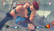 Frauen unter sich: Cammy hält Chun-Li mit einem fiesen Würgegriff am Boden.