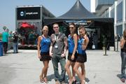 Für Sie vor Ort auf der E3 2006 - PC-Games-Redakteur Felix Schütz, umringt von Messebabes.