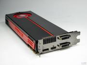 Die Radeon HD 5870 ist satte 28,2 Zentimeter lang. Eine der längsten Grafikkarten seit langer Zeit.