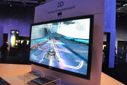 Auf der CES 2010 wurden die ersten 3D-Geräte von den Herstellern einem begeistertem Publikum vorgeführt. Hier können Zuschauer einen ersten Blick auf Wipeout 3D erhaschen. 
