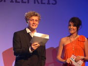 Schauspieler Matthias Schweighöfer verlieh 2010 den Deutschen Computerspielpreis an 'Captain Sharky', das in der Kategorie 'Kinderspiel' abräumte.