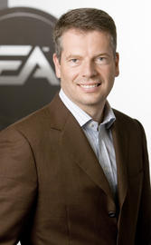 Jens Uwe Intat von Electronic Arts fordert deutliche Preissenkungen für Xbox 360, Playstation 3 und Wii.