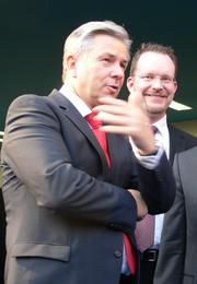 Unser Gesprächspartner Stephan Reichart (rechts) bei der Begrüßung von Ehrengast Klaus Wowereit.
