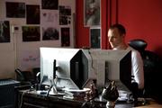 American McGee an seinem Arbeitsplatz bei Spicy Horse.