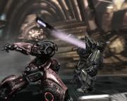 Ein Autobot (links) schlägt in einer Zwischensequenz den Kämpfer der bösen Decepticons-Fraktion.