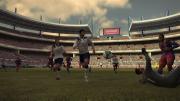 Fast so heiß wie das Derby Schalke gegen Dortmund: Pro Evolution Soccer 2011 (im Bild) tritt gegen FIFA 11 an.