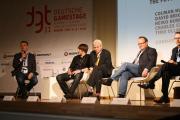 Die illustre Runde bei der 'Gamesm, Movies and TV'-Diskussion: Moderator Gunnar Lott (Gameforge), Timo Ullmann (Yager), David Briggs (Wer wird Millionär) und Charles Cecil (Revolution Software).