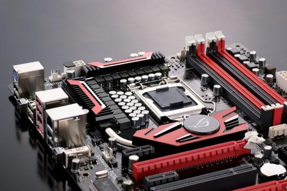 Ein teures Mainboard kann beim Übertakten Vorteile bringen, hier ein Asus Maximus Formula III (Sockel 1156)