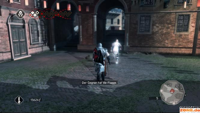 Sollte euch euer Gegenspieler die Flagge abjagen, müsst ihr ihn rammen, um das Stück Stoff zurückzuerobern. Anschließend rettet ihr euch auf die Dächer, da der Feind diese nicht so schnell wie Ezio erklimmen kann.